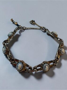 Vintage  White Cameo Link Bracelet - Unbranded